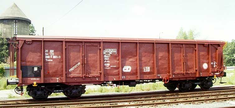 Tams Obr. 8 Vůz řady Tams Stručný popis vozu. Vůz řady Tams viz. obr. 8 je čtyřnápravový železniční nákladní vůz s otevírací plachtovou střechou a otevíratelnými bočními křídlovými dveřmi.