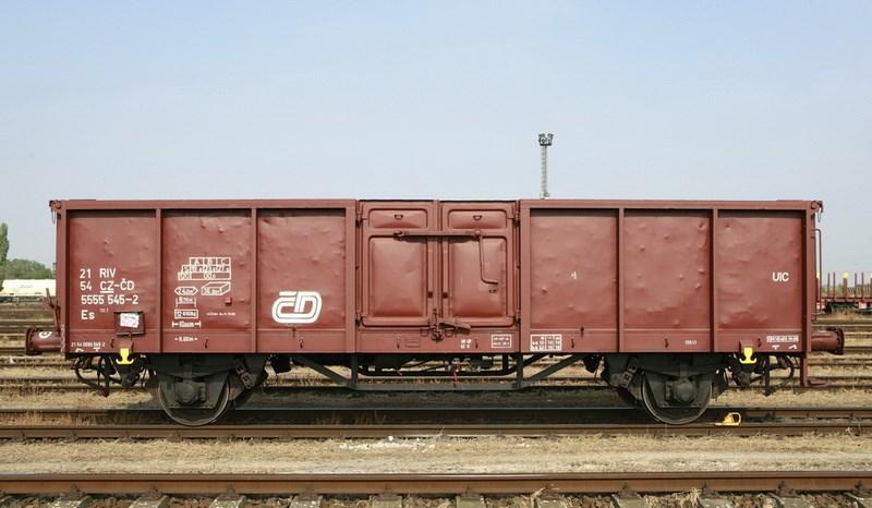 Es Obr. 12 Vůz řady Es Stručný popis vozu. Dvounápravový vysokostěnný vůz běžné stavby obr. 12 s otevíratelnými bočními dveřmi.