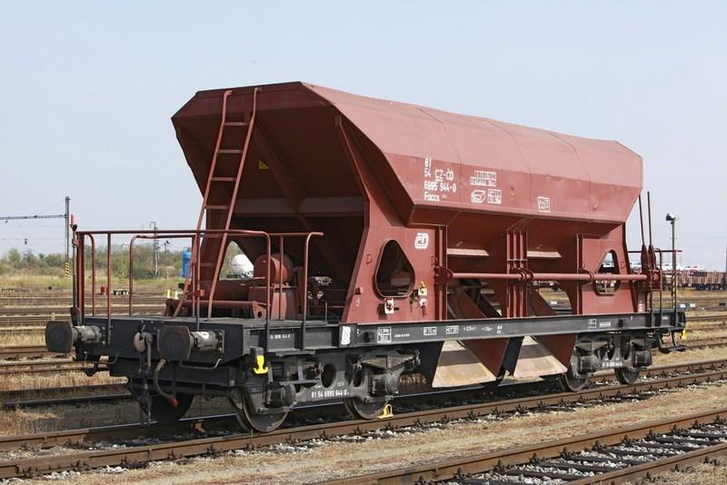 Facc(n)s Obr. 14 Vůz řady Faccs Stručný popis vozu. Jedná se o čtyřnápravový výsypný vůz zvláštní stavby obr. 14. Ovládání klapek se provádí ručně s nástupní plošiny.