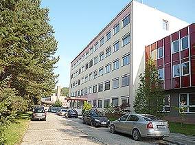 V Dobříši se snížila užívaná plocha v nestátní administrativní budově kvůli omezenému výkonu agendy Finančního úřadu. Celková úspora: 1 398 884 Kč/rok Datum realizace: 31. 12.