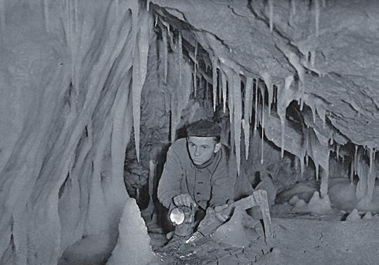 Porovnáním stavu výzdoby na historických fotografiích se současností si uvědomíme stupeň poškození jeskyně Pustožlebská Zazděná v roce 1940 a 2009. Historické foto Vladimír Stehlík; Stehlík Vl.