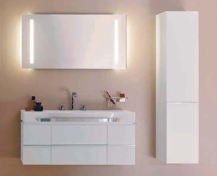 Zrcadlo je nepřímo podsvíceno přes stěnu, což koupelně dodává uvolněnou atmosféru.