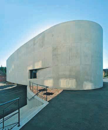 Architekti Nissen & Wentzlaff vytvořili výrazně větší verzi tohoto objektu ve formě budovy, která dominuje svými stěnami z přiznaného pohledového betonu a elegantním postojem.