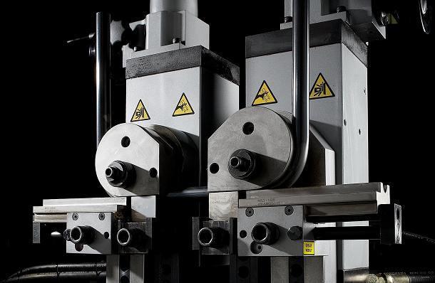 Ohýbačka umožňuje ohýbání za studena (obr. 32) pro průměry od 8 do 22 mm až do úhlu ohybu 180. Mezi hlavní výhody patří spolehlivost, nízká cena, jednoduchá obsluha díky možnosti upnutí do svěráku.