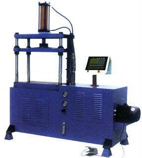 Pro sériovou výrobu trubek pomocí metody ohybu pod lisem se používají automatizované hydraulické
