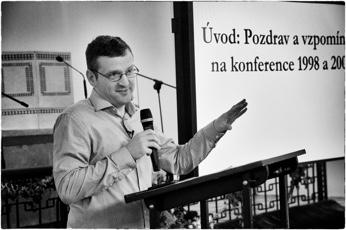 velké ekonomické krize. Doba, kdy bylo okázalé a lehkomyslné utrácení výsadou těch nejbohatších, je dávno pryč. V západním světě došlo k demokratizaci spotřebního h e d o n i s m u.