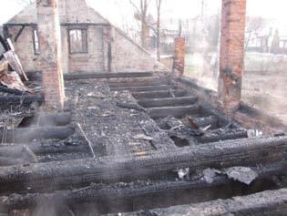 2011, 02:44; ECUD: 8111001939 V době příjezdu první jednotky hořela celá sedlová střešní konstrukce, půdní prostor a poţ ár se jiţ rozšiřoval do 2.NP domu.