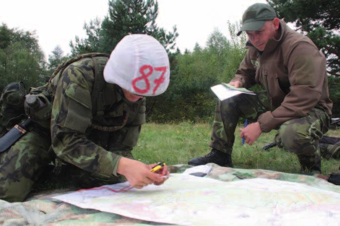 Připravil: Vladimír Marek, foto: www.inmemoriam.army.cz a archiv A reportu Bratr Nikolaje Martynova Alexandr (vpravo) k havarovanému vozidlu, ze kterého vyndaval zavazadla a přivazoval je na lano.