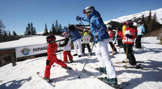 5x týdně výuka lyžování s česky mluvícími kvalifikovanými instruktory (pondělí až pátek cca od 10.00 do 12.00 a od 13.30 do 15.30 hod.) 6x týdně podvečerní a večerní zábavný program (, resp.