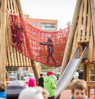 BB CENTRUM Architektonicky rozmanité administrativní budovy (variabilní kanceláře a obchodní prostory k pronájmu), atraktivní rezidenční projekt i rozlehlý park s půvabnou vodní fontánou.