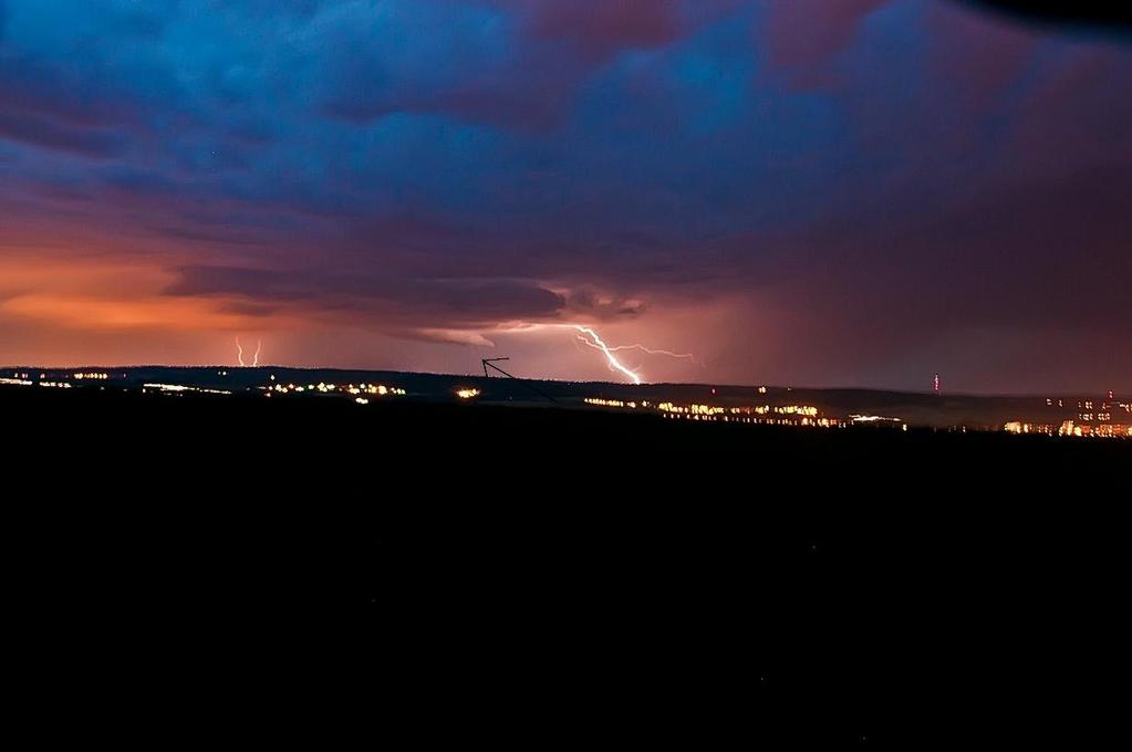 třech snímcích je vidět i nálevkovitý tvar pod wall cloudem (obr. č. 4).