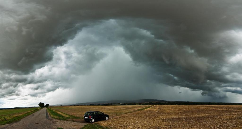 Obr. č. 23 Shelf cloud na bouřkové buňce sestupující z východní svahů Drahanské vrchoviny Na severní straně shelf cloudu byla vidět zajímavá sníženina viz. fotky výše.