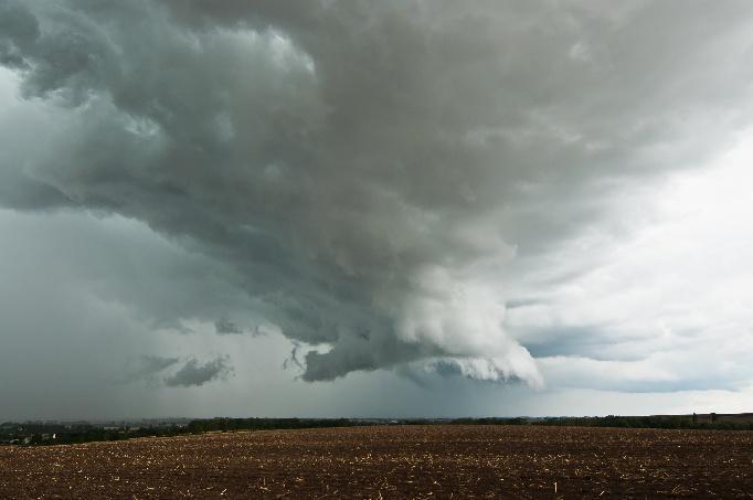 Proto jsem zastavil u dálnice za Švabenicemi odkud se mi ovšem naskytl krásný pohled na límec wall cloudu.
