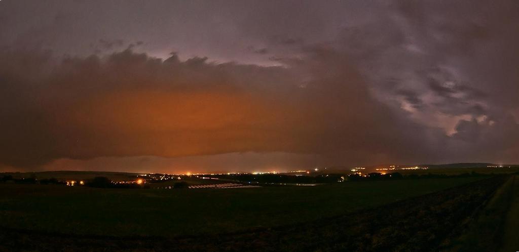 Obr. č. 31 Mohutný shelf cloud rychle valící se Vyškovskou bránou Obr. č. 32 CG výboje nad Vyškovem Obr. č. 33 CG výboje nad Vyškovem Začal jsem velmi rychle balit výbavu.