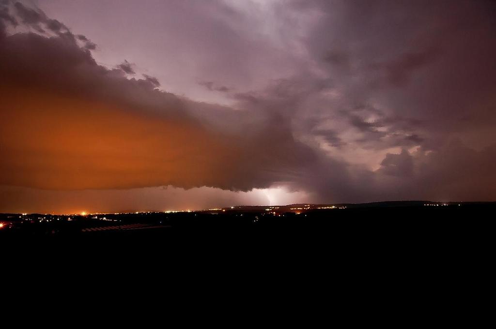 Obr. č. 34 Mohutný shelf cloud rychle valící se Vyškovskou bránou nasvícený CG výbojem Bouřková situace ale tímhle nekončila.