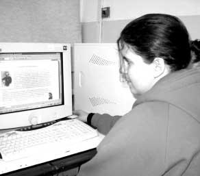 VYUÎÍVÁNÍ INTERNETU JE SAMOZ EJMOSTÍ Katka Lubrichová z 9. A chodí na ranní poãítaãe pouze tehdy, kdyï má pfiipravit nûjak referát.