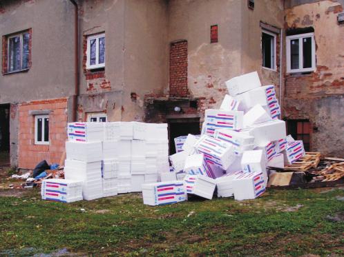 Ještì než udeøila zima, podaøilo se díky vstøícnému postoji firmy Dafe plast vyrobit a zamontovat zbývající okna domu, èímž se výraznì zlepšily klimatické podmínky uvnitø domu nutné pro další práce