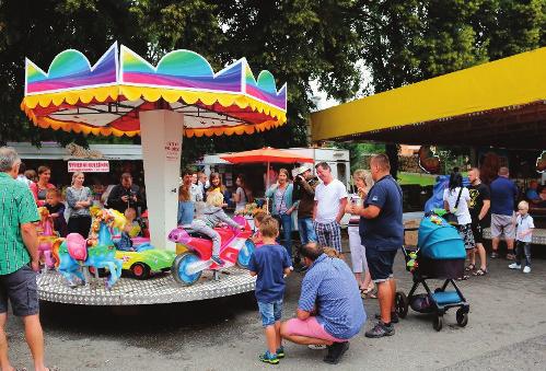 Osud Sněhurky, které pomohlo sedm trpaslíků a hlavně sličný princ, mohli sledovat ti, kteří přišli o pouťové neděli k obecnímu úřadu.
