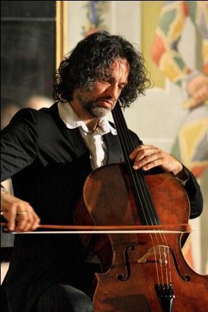 Tisková zpráva ze dne 7. 8. 2012 BACH VÁŠNIVÝ, BACH NĚŽNÝ Maškarní sál je pro soustředěný ponor do hudby jako stvořený; proto se zde tradičně daří komorním souborům. Ovšem čtvrtek 2.