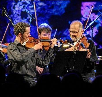 nástrojů z oblasti Alp, kterého mi doporučili zkušení kolegové, a celkový zvuk i barva tónů, které toto violoncello nabízí, jsou obdivuhodné.