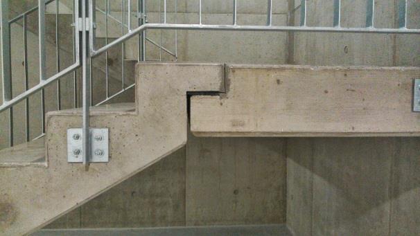 Existuje mnoho konstrukčních prvků pro omezení akustických mostů v konstrukcích viz podklad Ochrana proti šíření kročejového hluku ze schodišťového prostoru na webu PSA2 cvičení.