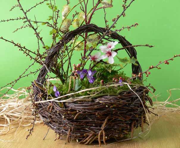 Květinový košík K pletení košíků lidé vždy používali přírodní materiály, různé trávy, lýko stromů a keřů, větve, pruty, štípanou dřevinu i kořeny.
