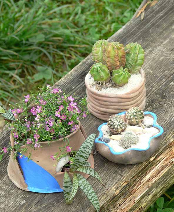 Keramika z ohniště Zpestřete si chvíle odpočinku na zahradě, nebo v přírodě a vyrobte si pro zábavu i užitek pár malých květináčků.