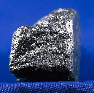 Allotropické modifikace uhlíku - grafit jsou atomy uspořádány šesterečně, mají tedy hybridizaci sp 2 s delokalizovanými π-vazbami tím si vysvětlujeme dobrou tepelnou a elektrickou vodivost tuhy
