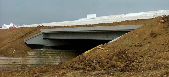 Sledování je prováděno již od počátku výroby nosné konstrukce mostu, přes všechna montážní stadia, práce na násypech (obr. 6), po dokončení mostu (říjen 25, obr. 7) a následně během jeho provozu.