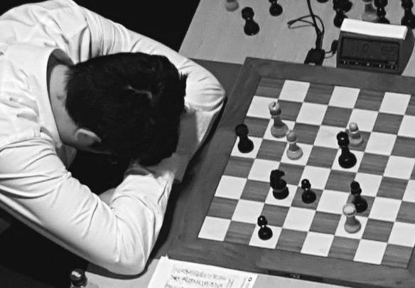 Tiskové konference po partiích s noblesou moderuje Anastasija Karlovičová. pěšcům. Až do této chvíle si Kramnik počínal skvěle, ale najednou se něco zlomilo 43.b4?