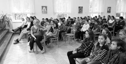 Piknik o osmi chodech v zámeckém parku (13. ãervna 2015). Pofiadatel: Státní zámek Velké Bfiezno Zámek v kvûtech - Historické kvûtinové vazby, ve spolupráci se zahradnickou kolou v Libverdû (13. a 14.