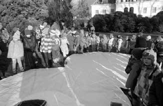 Hned v záfií 2014 jsme byli pozváni do auly na pohádku âervená Karkulka. Na podzim jsme pravidelnû docházeli do tûlocviãny Z.
