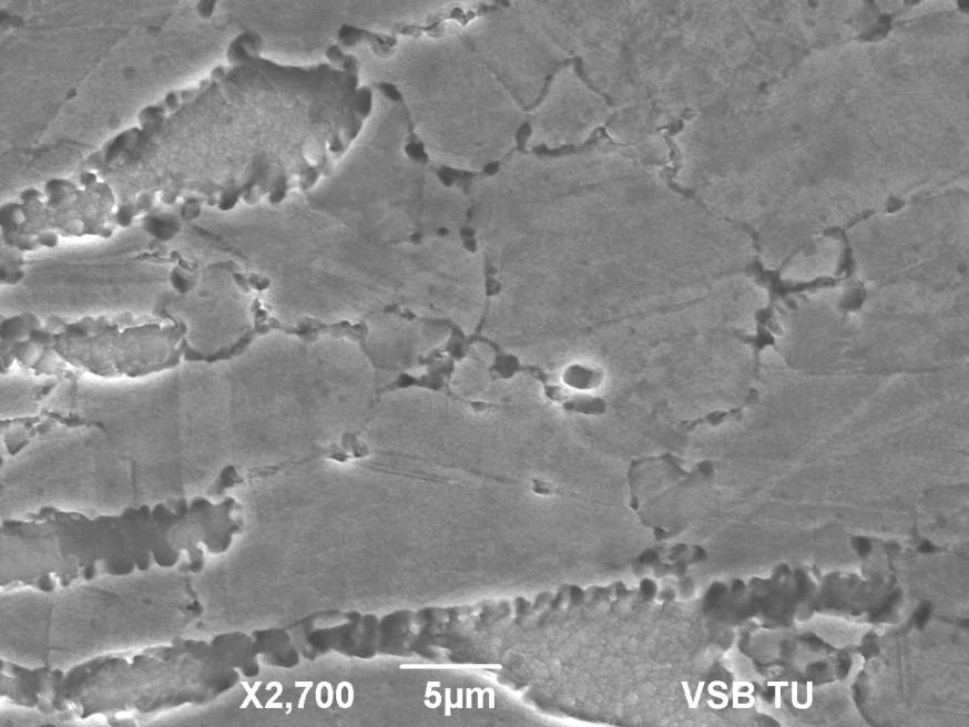 Tyto karbidy jsou o mikronové velikosti a vyskytovaly se na hranicích feritu a na rozhraní austenit austenit.