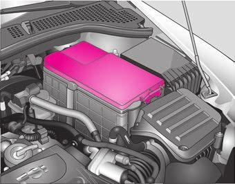 252 Kontrola a doplňování Akumulátor Práce na akumulátoru Obr. 196 Motorový prostor: akumulátor Akumulátor je uložen v motorovém prostoru vozidla v plastovém krytu*.