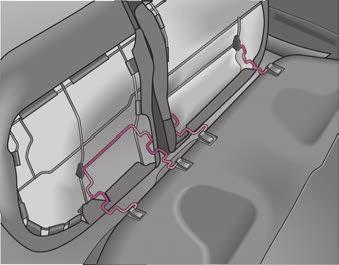 Dbejte na to, aby byly zádové opěry zadních sedadel správně zajištěny. Jen tak může tříbodový bezpečnostní pás na prostředním sedadle spolehlivě plnit svou funkci.