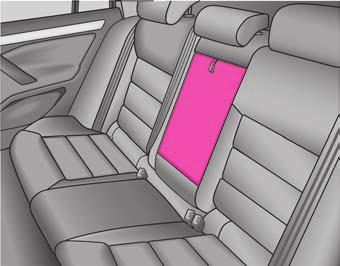 88 Sedadla a odkládací prostory Zavazadlový prostor můžete u vozidel s dělenými zadními sedadly* ještě více zvětšit vyjmutím zadního sedáku. Vyjmutí Odklopte sedák.