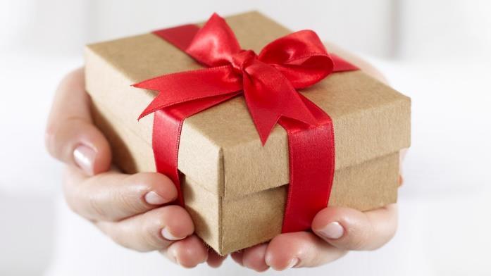 štědrovečerní večeři vyhradíme chvíli, kdy všichni společně vzpomínáme na ty, kdo nějak patří do okruhu naší lásky, přízně, sympatií, a když děti v tomto vzpomínání mají své významné slovo.