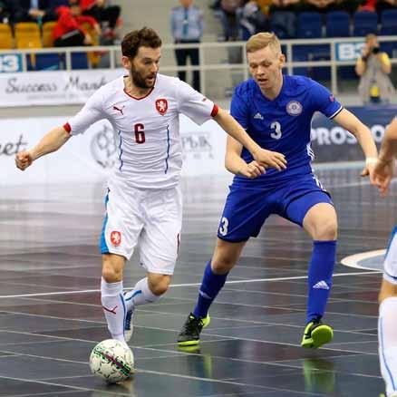 Český celek vzdoroval pět minut, pak otevřel skóre kazašský Brazilec Douglas, který hrál dlouhá léta v Chrudimi. Do přestávky udeřil ještě Peršin a Češi prohrávali 0:2.