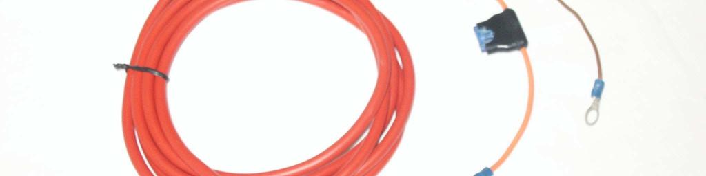 Propojení proveďte následujícím způsobem: U 2-pólového napájecího kabelu připojte kabel s pojistkou (20A) na plus pól a druhý kabel na mínus pól akumulátoru.