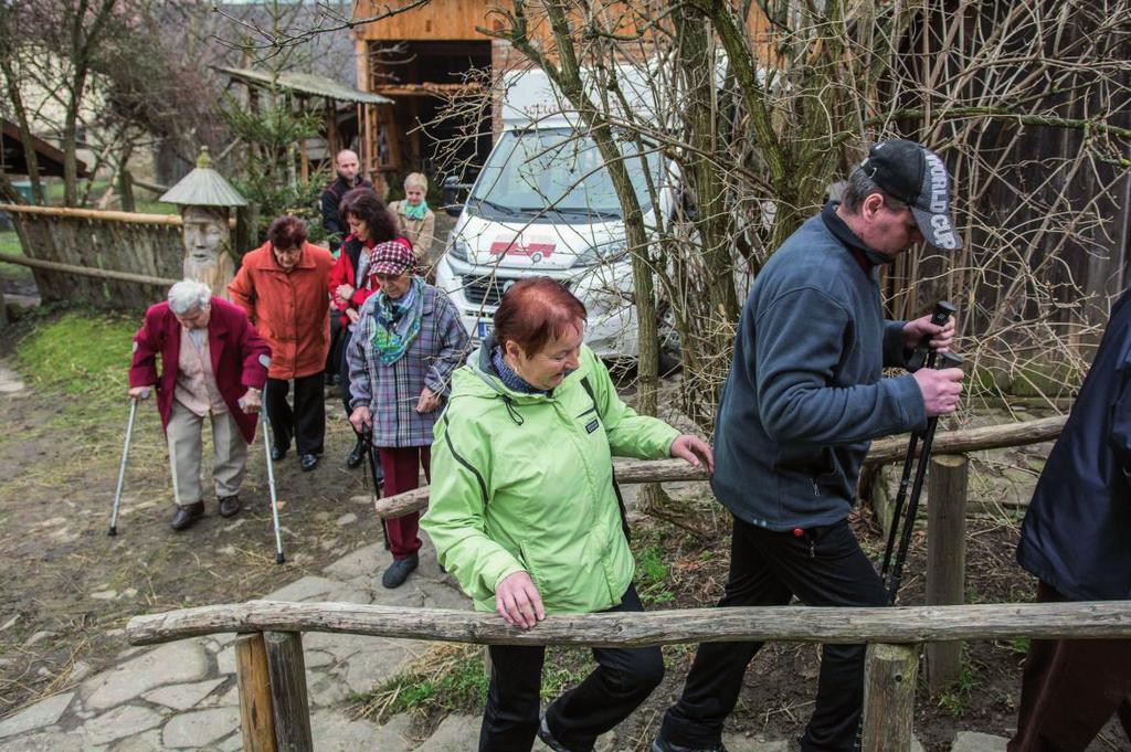 HURÁ NA VÝLET "Už brzo pojeduuu," směje se paní Maruška a mává papírem v ruce. "Dostala jsem od děcek jako dárek výlet z Charitů a vybrala jsem si Turzovku.