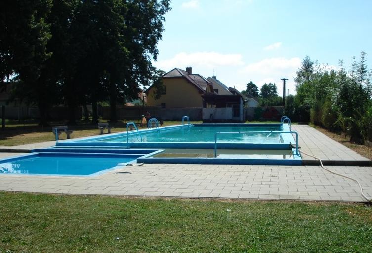 kapličky. V současné době je originál sochy již hotový a je prováděn otisk pro zhotovení formy na výdusek z umělého kamene. V rámci opravy bude rovněž provedena oprava podstavce pod sochou.