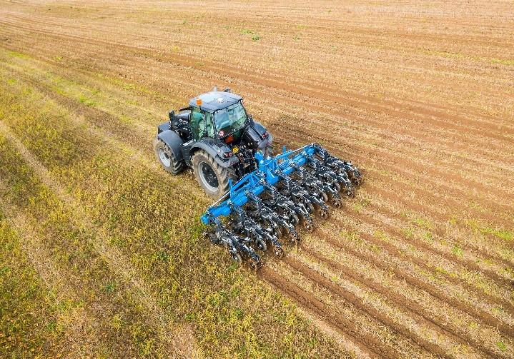 Seřízení jednotlivých uzlů pracovní jednotky je řešeno tak, aby se dalo základní nastavení stroje provádět se změnou půdních (obr. 4) a klimatických podmínek prakticky bez nutnosti montážních klíčů.