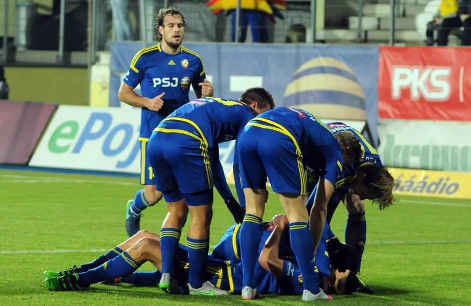 Radost v podání fotbalistů FC Vysočina Jihlava SPOLEČENSKY ODPOVĚDNÁ FIRMA Jako stabilní a úspěšná společnost cítí PSJ svou společenskou zodpovědnost, a to především v kraji, se kterým je úzce spjata