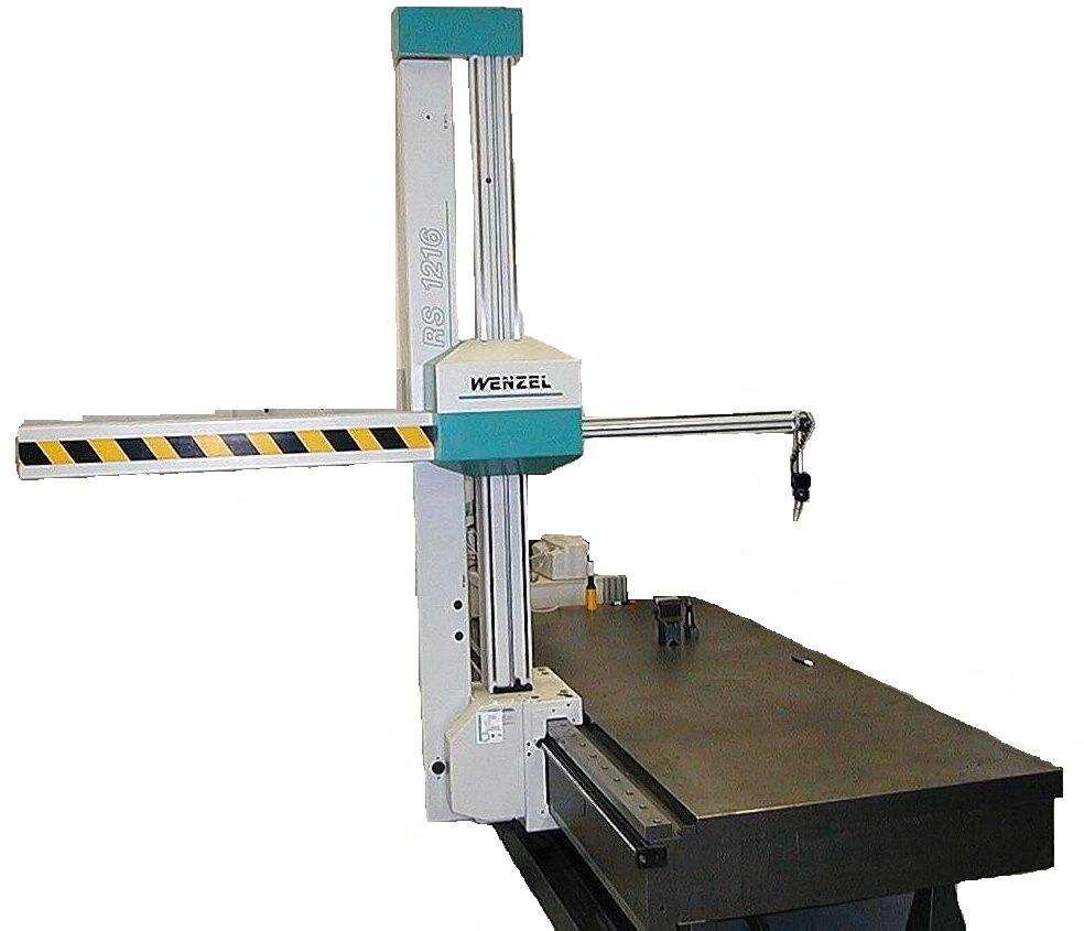 14. Kontrola a měření výlisku měrový protokol: Konečné odladění lisovacího nástroje je prováděno za pomocí ověřování rozměrů zkušebního výlisku na trojrozměrném měřícím zařízení od firmy WENZEL obr.