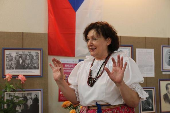 Pavlou Havrlíkovou a Dolores Arambašičovou a na žáky čekají hezké odměny, které věnoval Generální konzulát ČR v Sao Paulu. Večer se pak v tzv.