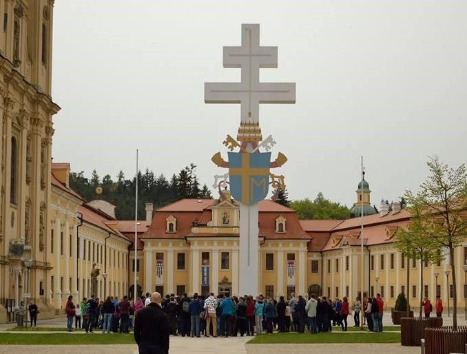 Studentský Velehrad 2016 Rok a půl se scházel tým dvou desítek vysokoškoláků z jednotlivých měst republiky, aby se podílel na organizaci již třináctého ročníku Studentského Velehradu.