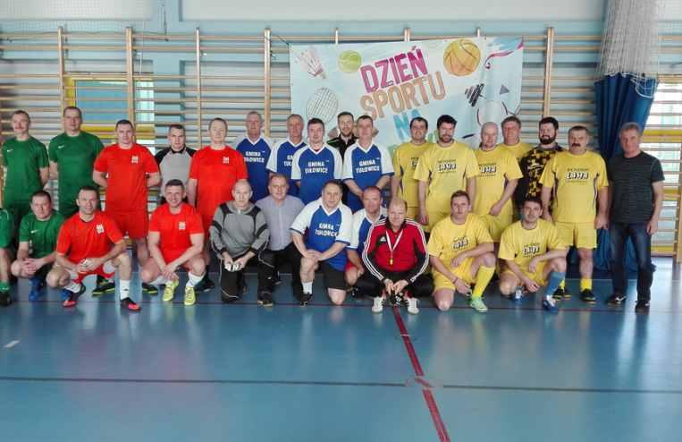 MEZINÁRODNÍ TURNAJ STARŠÍCH PÁNŮ V MALÉM FOTBÁLKU 20. 1. 2018 V sobotu 17.2. se konal v hale základní školy v Tułowicích Mezinárodní turnaj starších pánů v malém fotbálku O pohár starosty města.