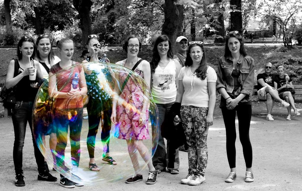 Vážení přátelé. Předkládáme Vám Výroční zprávu Nadačního fondu Pink Bubble za rok 214.