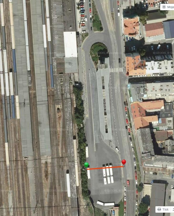 Situace jižně od budovy Smíchovského nádraží Zde je současný autobusový terminál a otočka autobusů. Prostor mezi objektem nádraží a tramvajovými kolejemi je široký 35-40 m, dlouhý 250 m.