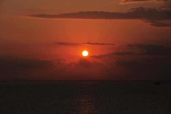 u Západ slunce Zachová syté barevné odstíny pozorované při západu a východu slunce.
